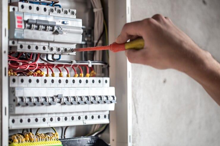 A instalação elétrica é essencial para o funcionamento perfeito de sistemas industriais. Conheça os desafios, riscos e benefícios.